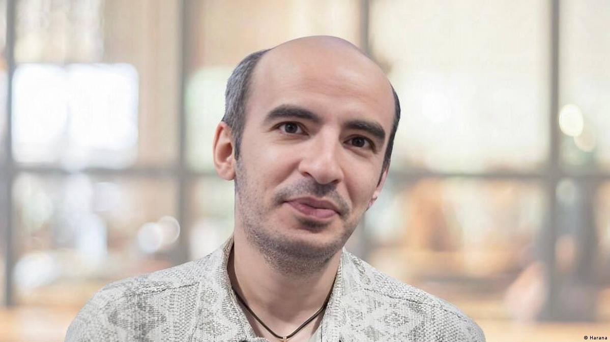 Peyman223's tweet photo. باز شنبه شد …

«من اگر دستگیر شدم، تو هم لطف کن، منو فراموش نکن»

تو با یک نقطه کاری کردی که با چند کتاب نمی‌شد کرد.

مگه میشه فراموشت کرد؟

#حسین_شنبه‌زاده https://t.co/cGnmVIyYPP