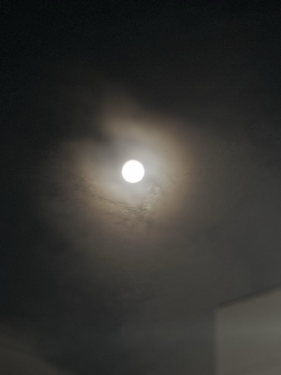 yaibe66's tweet photo. 本日夜勤入りでございます。が、お腹空いて何食べるか考えている。

なので、昨夜の月を添えておくw https://t.co/bsLtaeeRva