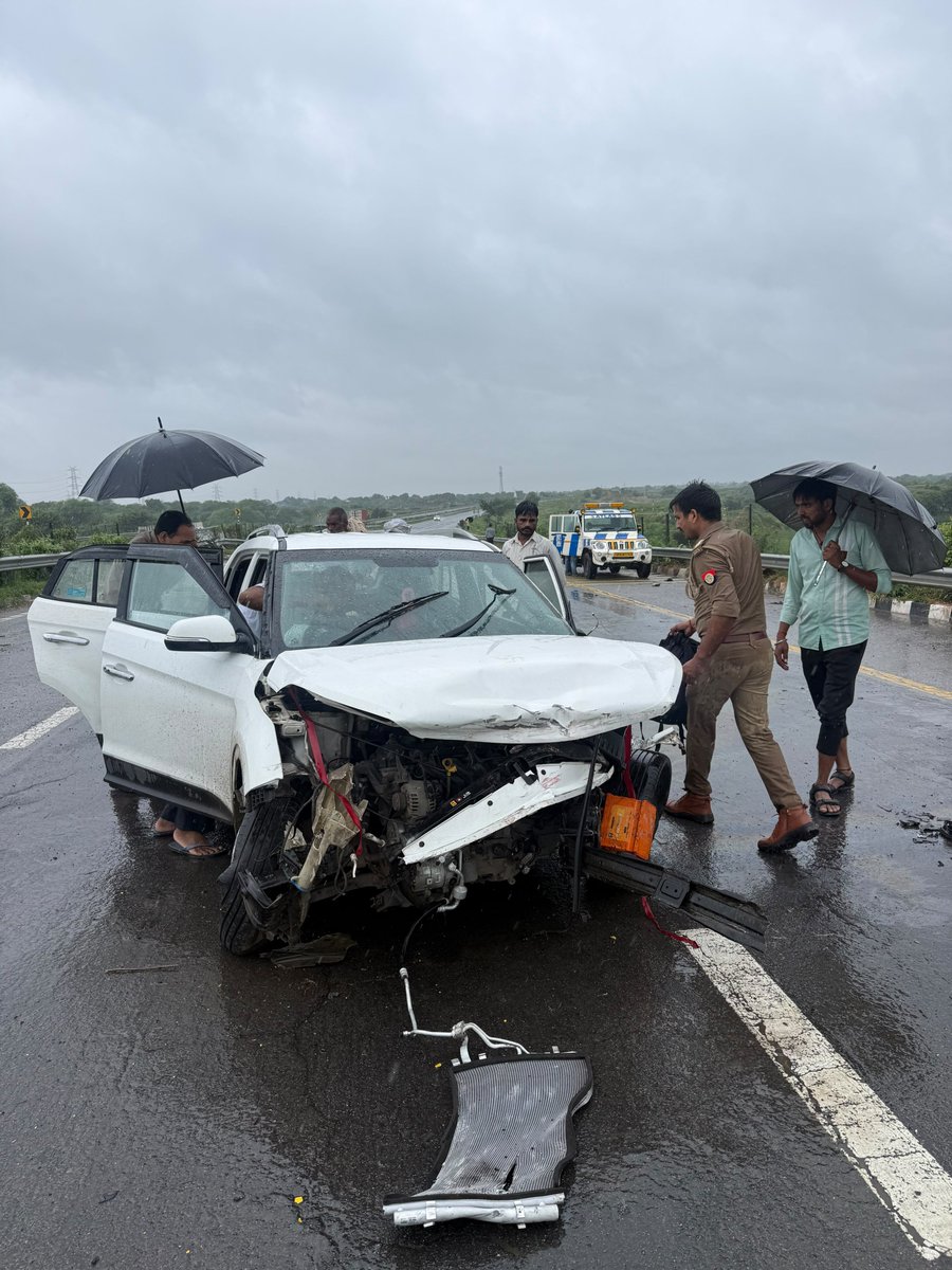 GoldySrivastav's tweet photo. #जौनपुर
बैंक मैनेजर ने चलती कार में खुद को गोली मारकर की #आत्महत्या
#लखनऊ निवासी 40 वर्षीय यूनियन बैंक मैनेजर ने दुर्गेश श्रीवास्तव ने किया #सुसाइड
NH-731 के लखनऊ हाईवे पर द्वारिका होटल के सामने की #घटना
#Jaunpur
#UpCrime
#SuicideCase
#BankManager
#DurgeshSrivastav
#NH731
#JaunpurLucknowHighway
#Baksha
#UttarPradesh
#BankManagerSuicide
#UnionBank
#NewsFlash
@jaunpurpolice
@Uppolice
@UnionBankTweets