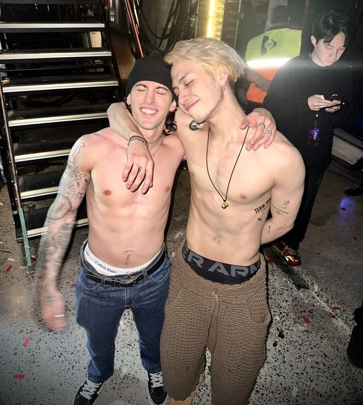 xo_guadis's tweet photo. Robleis de telonero para skz 2027 así tenemos una foto como está pero con chan 😍 https://t.co/slouoIalmD