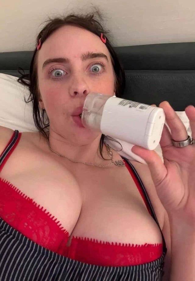 MewsynMe's tweet photo. I love Billie boobs https://t.co/JOcSIKgbZB