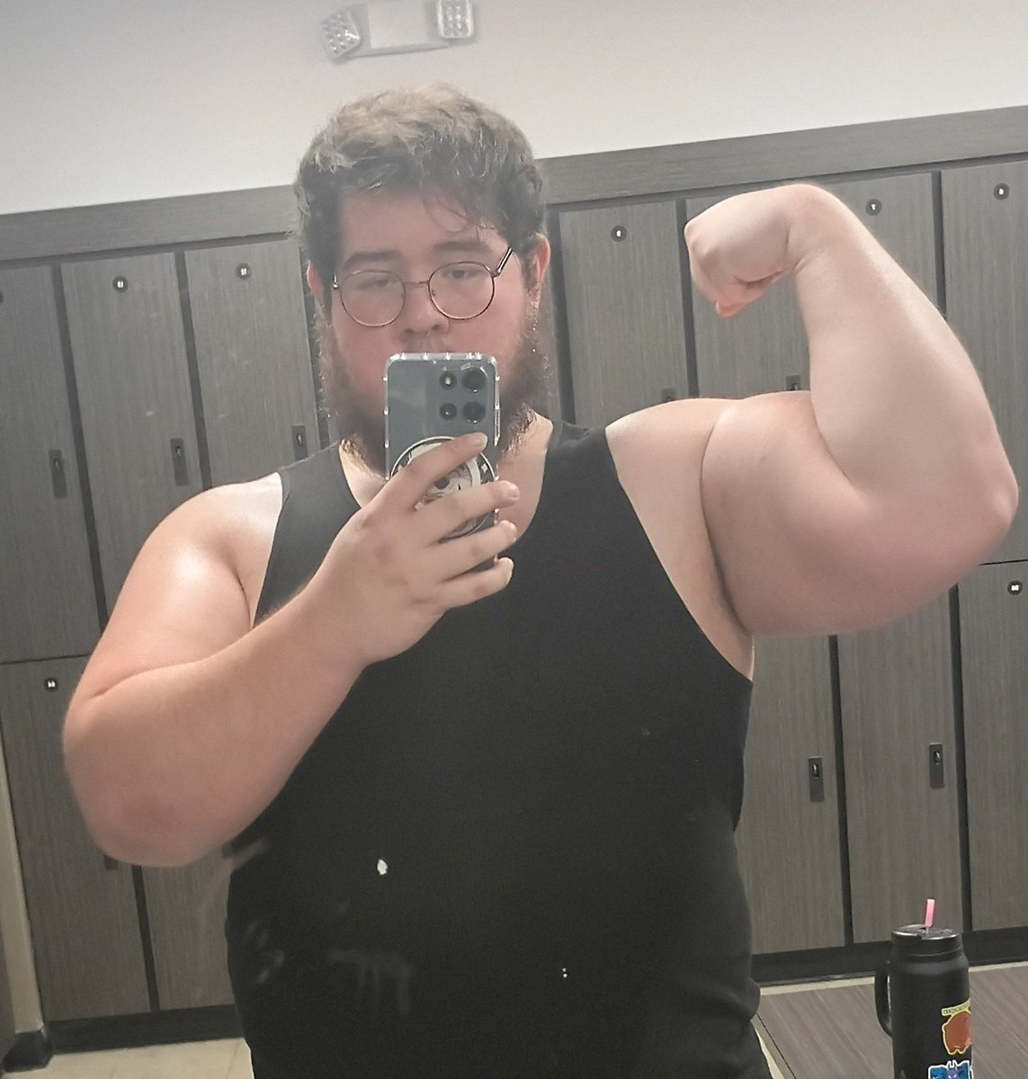 CielosBadgaaa's tweet photo. I haven't been to the gym in so long I hate my job https://t.co/7LcnfFQxlq