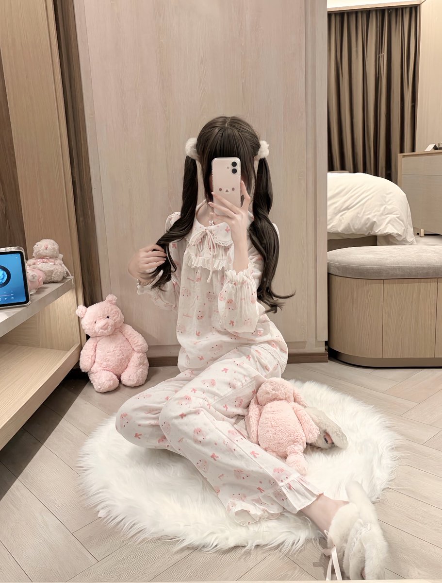 26p78TsVuQsJtoZ's tweet photo. 学校放假，我放纵

有人想锐评一下我艺术生的福嘛 🥹   

粉粉嫩嫩

不要🚪赶紧看，我要删了… https://t.co/tQAYZLbXRM
