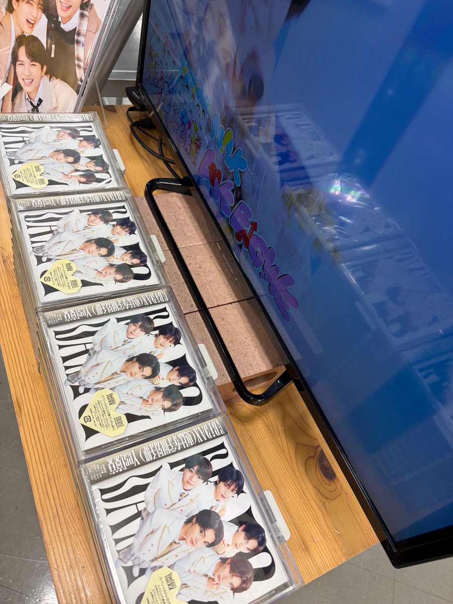 TOWER_Suzuka's tweet photo. 【 M!LK 】

／
　初ミニアルバム
　『LOVE ENG!NE』
　大好評発売中🚲❣️
＼

現在 #塩﨑太智 盤/通常盤が在庫あり💙

パネル展やポスター掲出も実施中👀
#タワスズは曽野舜太くん全力応援店❤ として❤️‍🔥全力展開中❕

「Yes! 東京」M!LK盤も再入荷🤍
ぜひご一緒に🍼

#ラブエンジン #MILK @milk_info https://t.co/agh4yexDeu