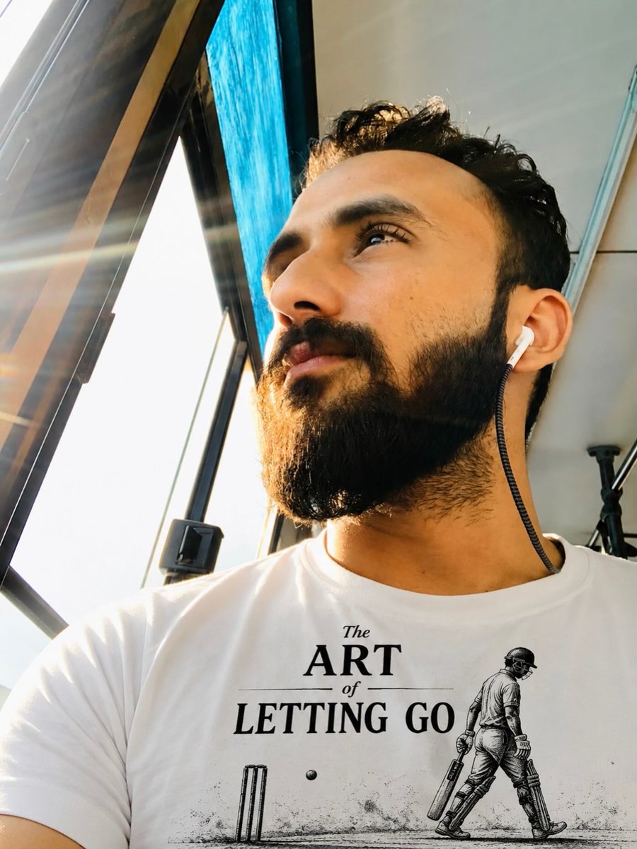 SoledadReizin's tweet photo. Earphones on, the world is off. https://t.co/179SwHTWks