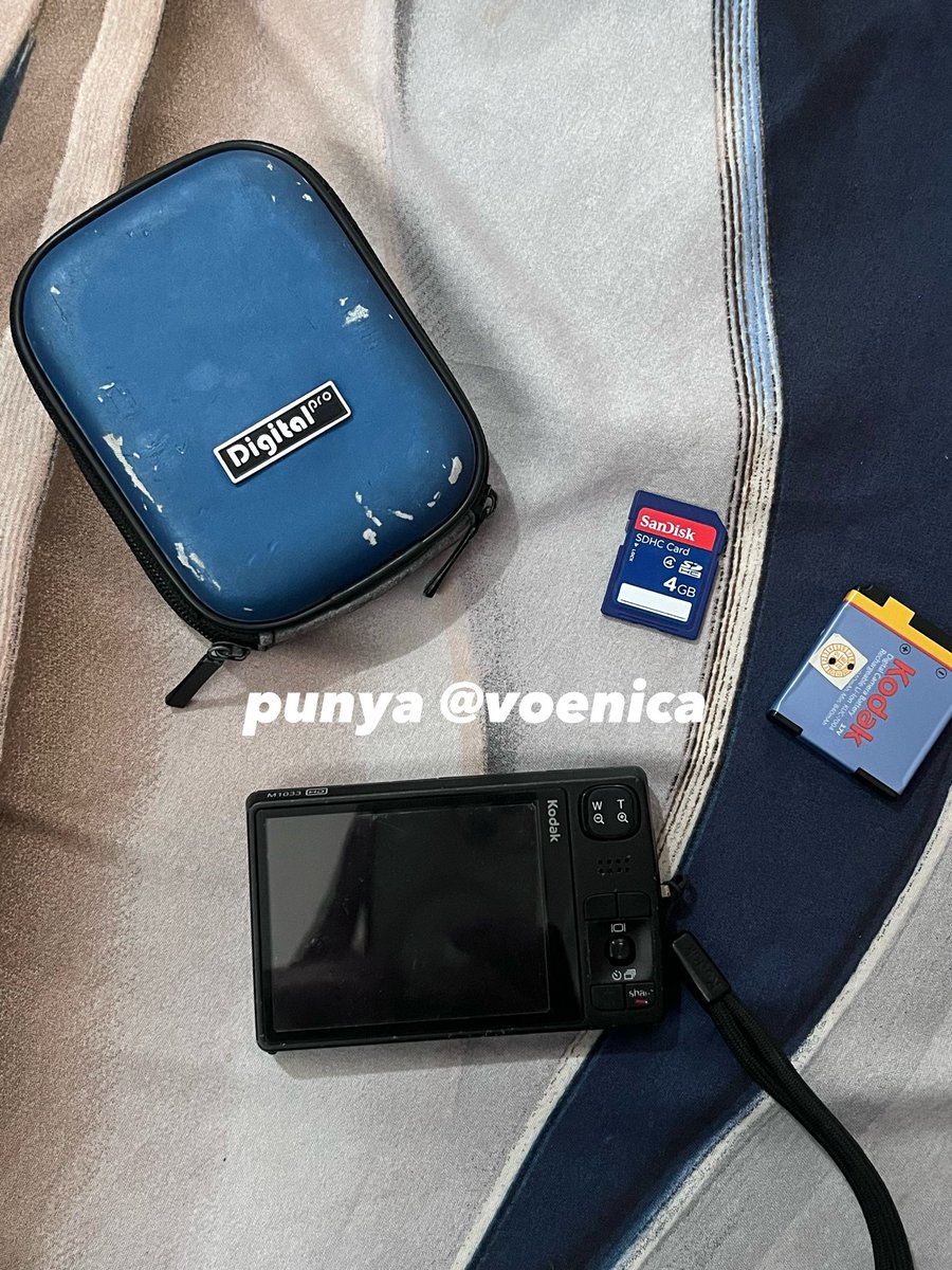 voenica's tweet photo. #zonauangㅤ #bealanjaㅤ 

WTS Digicam Kodak Easyshare M1033 

Kondisi: 
- Fungsi mekanis kamera normal &amp; lancar
- Flash On
- Zoom In/Out berfungsi dengan baik
- Hasil foto masih sangat bagus
- Fisik mulus 90%

Minus:
- Layar vignette

Hasil di Reply https://t.co/S7GXFiaOzk