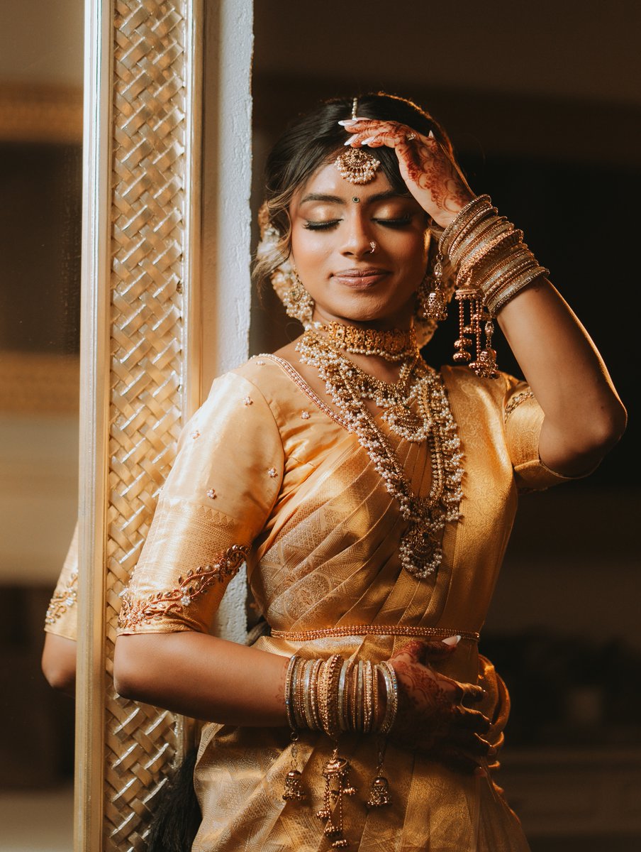 LoreleiRedig's tweet photo. SVENJA

MUA: @raxshana__makeupartist 
Photography: @ramgprods 
My beautiful bride: @svenjaask 
Hair and makeup, saree draping, jewelry, bridal bouquet, and bridal jewelry by me. https://t.co/kI5LTSKdFE