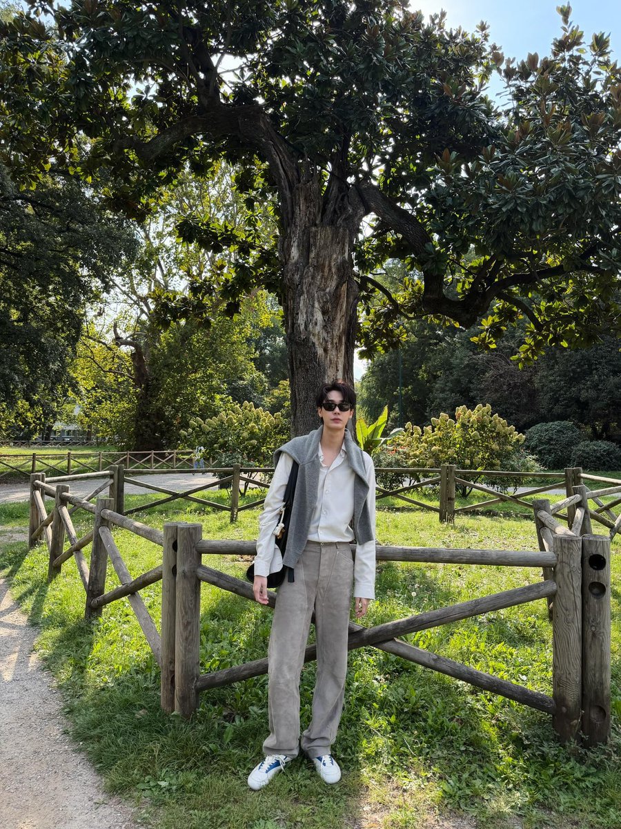 ourthiervtp's tweet photo. dew jirawat ini emang vibesnya orang kaya banget
kek old money yang jumat di milan senin paginya di paris
dia miskin pas cuman jadi kaye doang😭

#BottegaVenetaXDew #BottegaVenetaSummer2027
#dew_jsu @dew_jsu
#BottegaVeneta https://t.co/jQdEr7ALdI