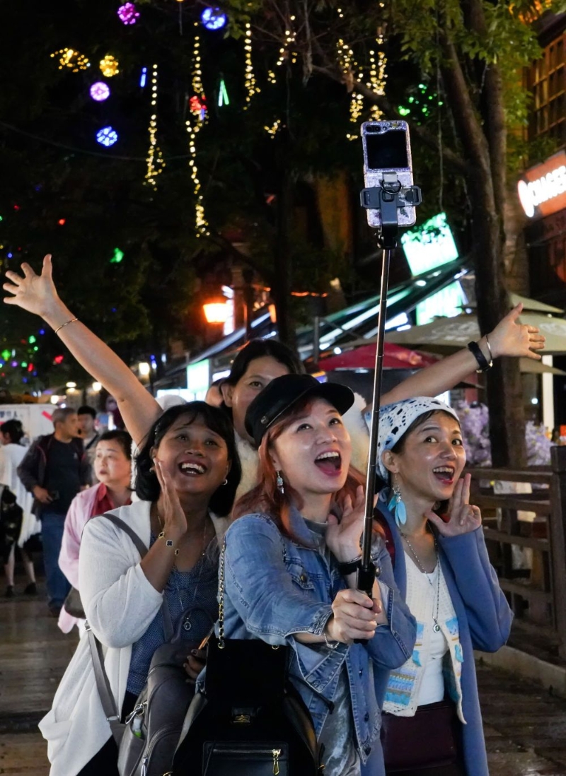 MapleMihalcnx's tweet photo. Our photography club’s weekend street snap walk is happening this Saturday at 9 AM! Beginners welcome—bring your cameras or phones, we’ll spot cool local spots, share tips, and enjoy snacks together. Tag a friend who loves clicking pics!， https://t.co/aKVGBY7iEL
