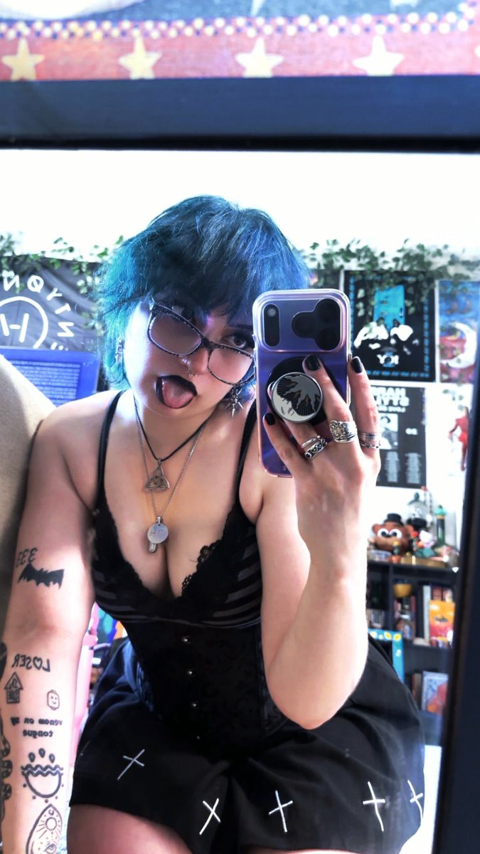 siren_sinss's tweet photo. New pinned!!

Hiii I’m siren :3

~ I’m 25 
~ Curvyyy ☺️
~ 5’5”
~ Goth/alt girl

*I do findom and onlyfans*

Ask for my menu in DMs 🤭 https://t.co/lY4szVlLz8