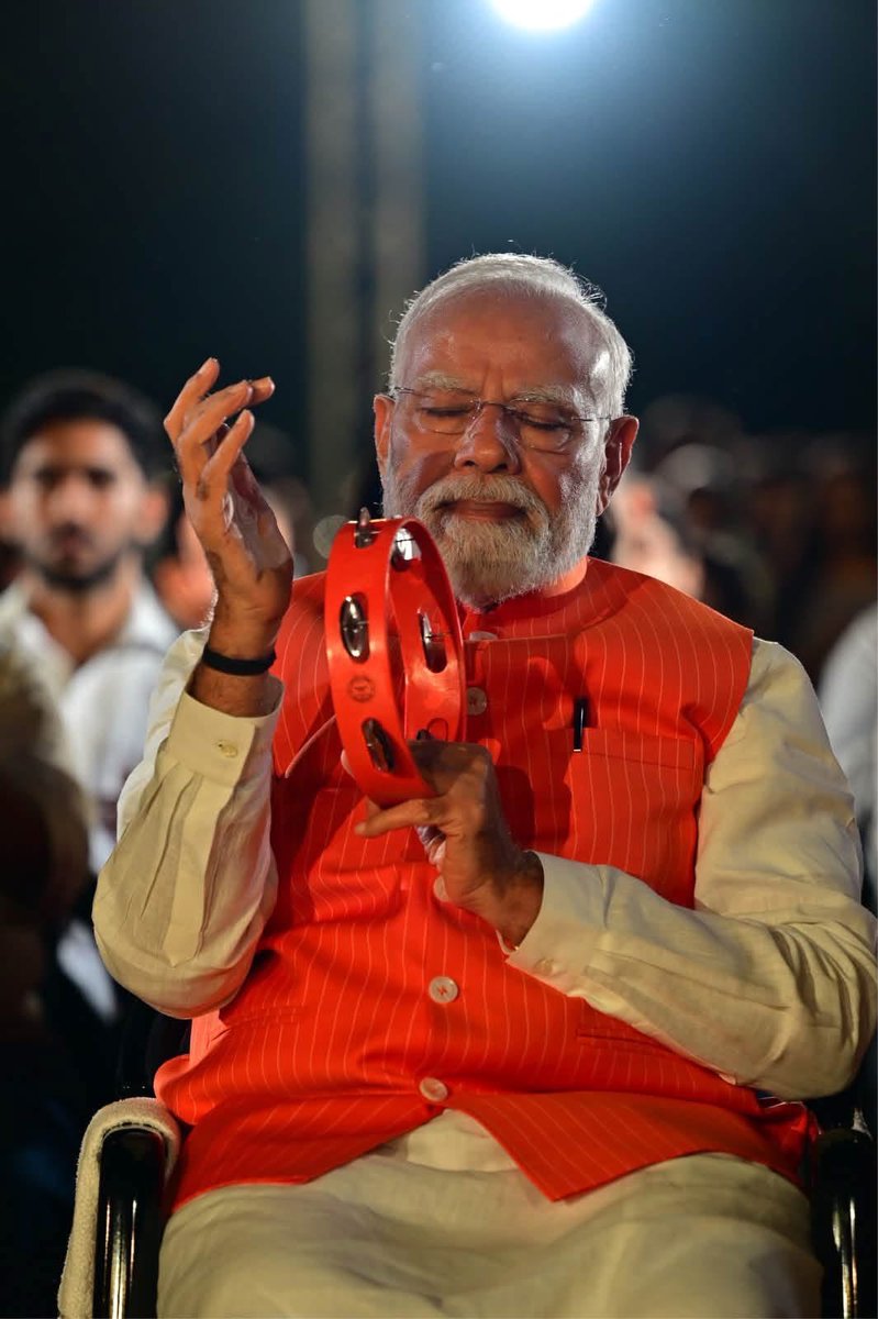 BJP4Goa's tweet photo. Modiji in Bhajan mode after putting the entire opposition in depression mode 😎🔥

राम नाम रसियो रे,
प्रभु मन बसियो रे। ❤️🎶 https://t.co/qTCwpW6d81