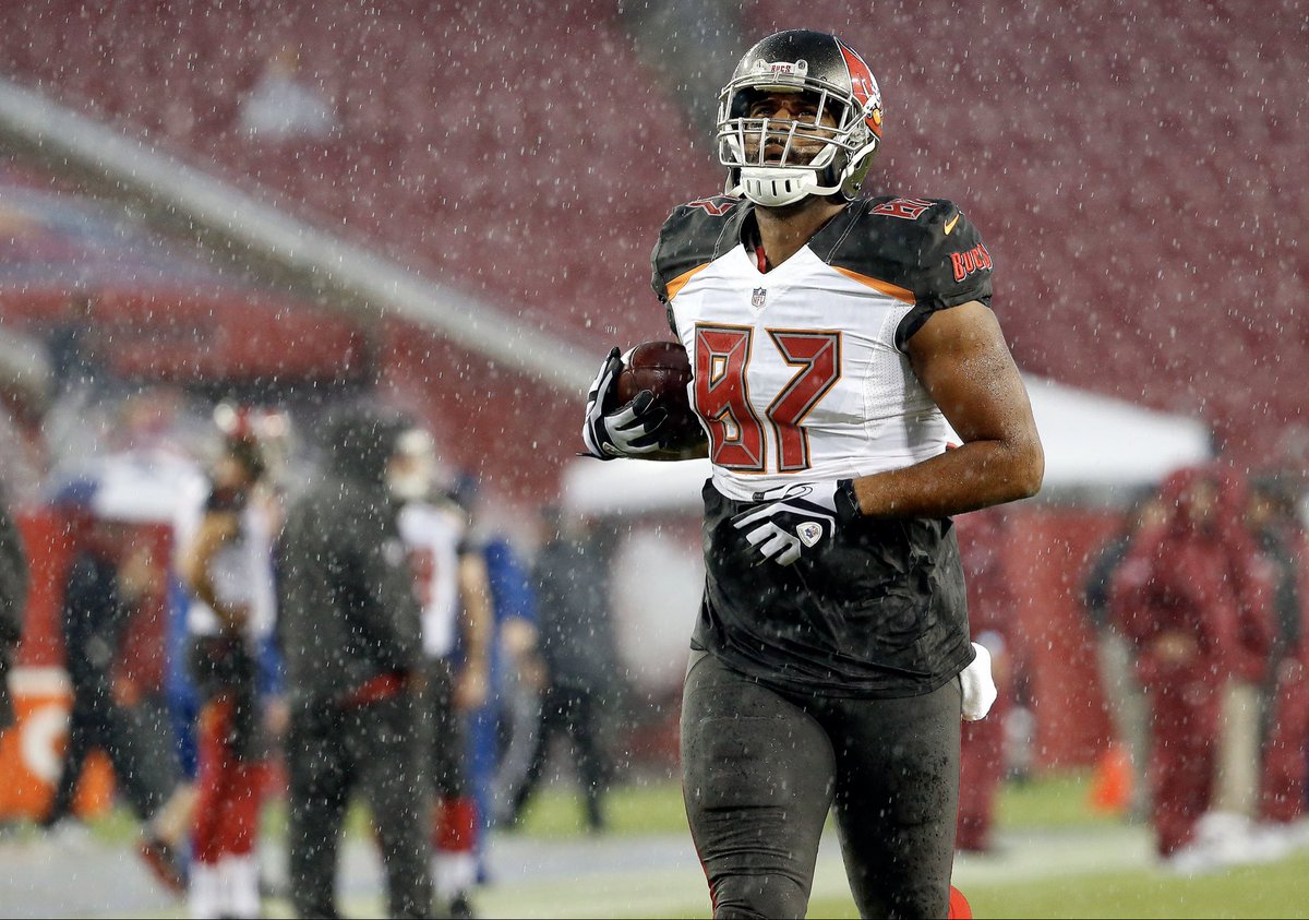 Sport10YearsAgo's tweet photo. AUSTIN SEFERIAN-JENKINS IS HEADED TO THE JETS.

New York has claimed the former Buccaneers tight end off waivers just days after Tampa Bay released him.

The Jets have zero catches from their tight ends through three games. https://t.co/QnSENmpSrv