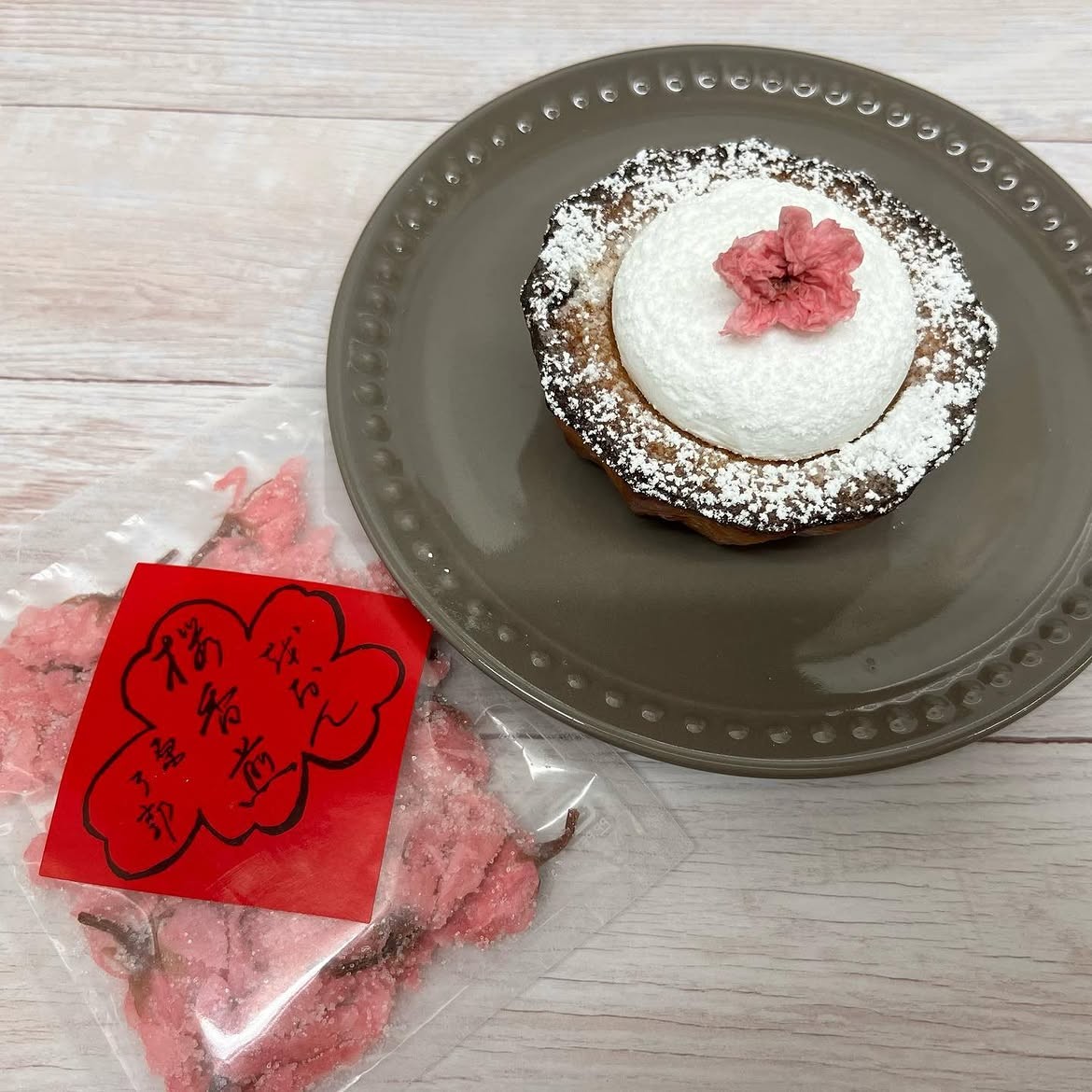 hararyoukaku's tweet photo. 本日は「洋菓子の日」の日です🍪
日本の食文化の中で、洋菓子が広く親しまれることを願って
洋菓子の守護神、サン・ミシェルの祝日(9月29日)に制定されました。
弊社の薬味はお料理だけでなく、お菓子のアクセントとしてもお使いいただけます🌸
＃原了郭　
https://t.co/ytxH2vYyA8 https://t.co/qFmrIfBvDO