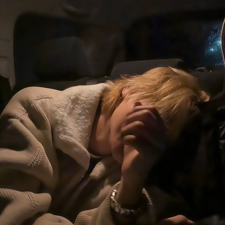 thvstardst's tweet photo. voces nao entenderiam o tanto que eu amo o jimin mds as maos os olhos o pescoco a tatuagem o cabelo tudo tudo tudo eu sou encantada https://t.co/KakFOKOZa1