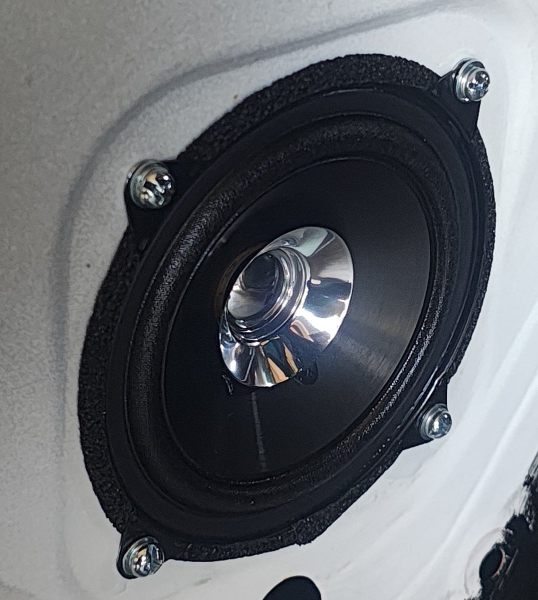 Aras28jp's tweet photo. 乾燥待ちながらオイル交換しながら軽トラにスピーカー取付。
今回はコレにしてみました。
ドア接触面には薄手のエプトシーラー貼り付け。
さて、いかがなモンですかね。 https://t.co/HTMUnN5raZ