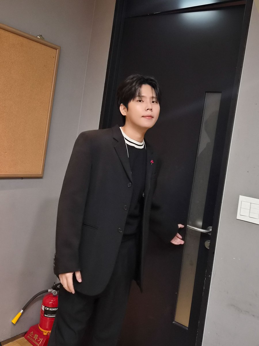 meet_the_seung's tweet photo. 어스들 명절 잘 보내고 있나요💛💚💙

#정승환 #JungSeungHwan https://t.co/NqDhvqy5j0