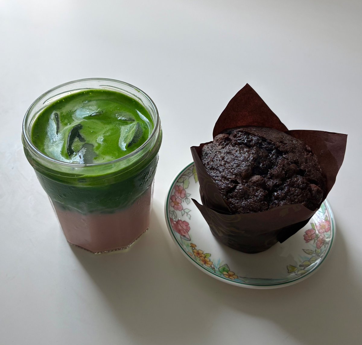 5thcirclegirl's tweet photo. Strawberry matcha + chocolate muffin https://t.co/XJgJdJxN4K