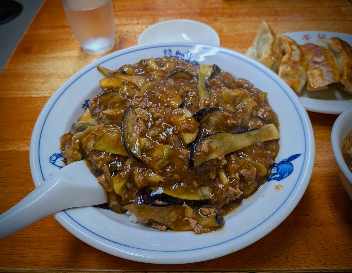 797binbo's tweet photo. #高円寺 #koenji #tokyo
#芳蘭
麻婆茄子丼と餃子
片面がよく焼けてパリッと仕上がった、ご店主のお孫さんイチ推しの餃子。挽肉たっぷりでニンニクのパンチが効いたピリ辛餡の麻婆茄子丼。薄切りの茄子が食べやすく工夫されていて箸がどんどん進む美味しさです。
#ランチ #昼飯 #lunch #定食 #setmeal https://t.co/Ppk1oAZeg3