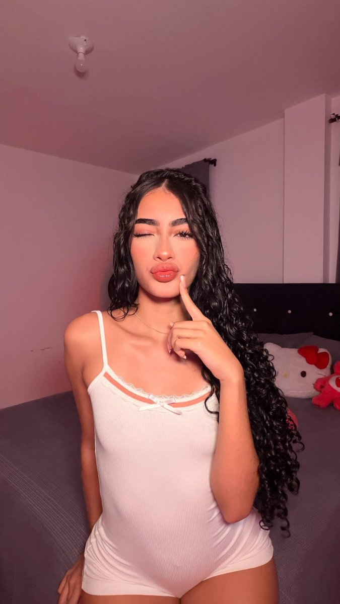 subtomycoils's tweet photo. if u had to wake me up, what would u do? tell me 🥺 https://t.co/cQa7Zu5faO