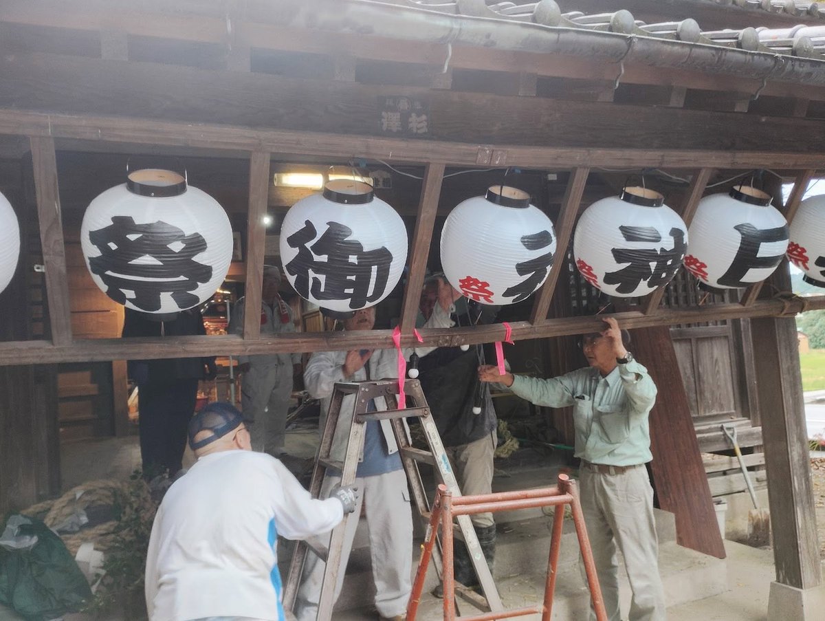 murakami4160's tweet photo. 【明日は小糸の春日神社で祭礼です】
台風の傷跡だらけの小糸地区ですが、春日神社の祭礼は予定通り実施です。

災害復旧促進祈願！
災害復旧安全祈願！！
お神輿かついで、元気モリモリ！

#担ぎ手大歓迎
#君津の祭礼 https://t.co/h4sqSAZBM6