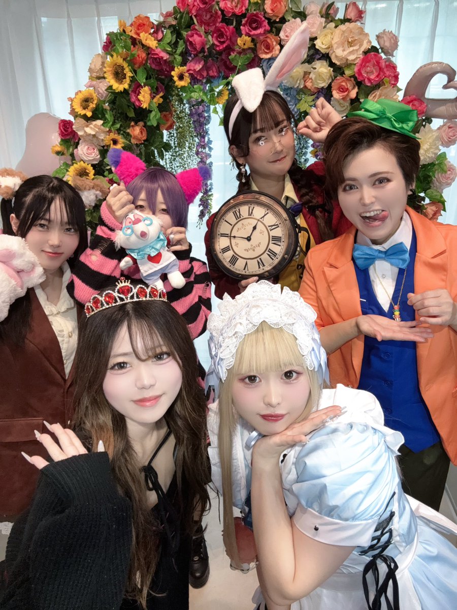 Shape_and_Shake's tweet photo. 9月26日（土） Shape ＆ Shake

りつ生誕EVENT 🎂🎈✨️✨️

(営業時間)
13:00~22:00

出勤予定キャスト

(前半)
🧡天音りつ🌙 @shape__ritu 13:00-22:00
🩵夏波えま🐾 @Emma_nekonyan 13:00-22:00
💚橘ひな🍀 @shape_hina 13:00-22:00
🤍羽崎うさ🐰 @shape_usausa 13:00-22:00
👨‍🍳居眠 あお @ao_saturn8159 13:00-22:00
🩷春翠ちと🎠 @shape_chito

(中番)
🩷花咲もも🐹 @shape_momo 15:00-20:30

(後半)
🧡天音りつ🌙 @shape__ritu 13:00-22:00
🩵夏波えま🐾 @Emma_nekonyan 13:00-22:00
💚橘ひな🍀 @shape_hina 13:00-22:00
🤍羽崎うさ🐰 @shape_usausa 13:00-22:00
🧡微睡見うつつ☀️ @shape_ututu
💙空乃なの🌟 @shape_nano
👨‍🍳居眠 あお @ao_saturn8159 13:00-22:00

待ちに待ったりっちゃん生誕イベントスタートです🥳🎊

主役のりっちゃんをみんなでお祝いしましょーーっっ🌟!!

不思議の国のアリスの世界でお待ちしてます♡♡♡

⚠️⚠️⚠️
17:00~18:30はフードオーダーがストップとなります