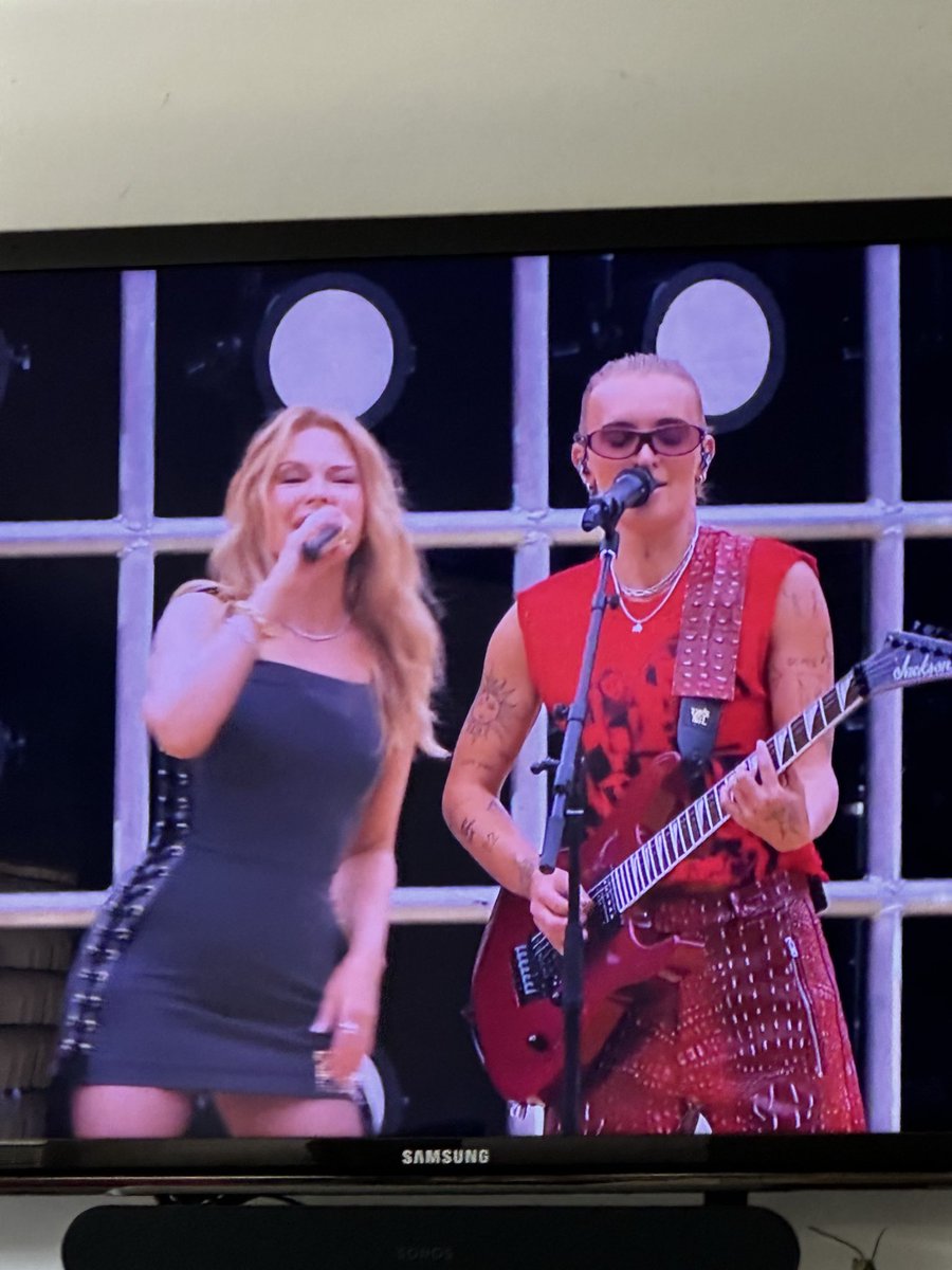 Tweety_202's tweet photo. #afl will never beat that #prematch performance #kylieminogue was phenomenal.. along with #GFlip 🙌🏼 unbelievable https://t.co/nqTahCcKl3