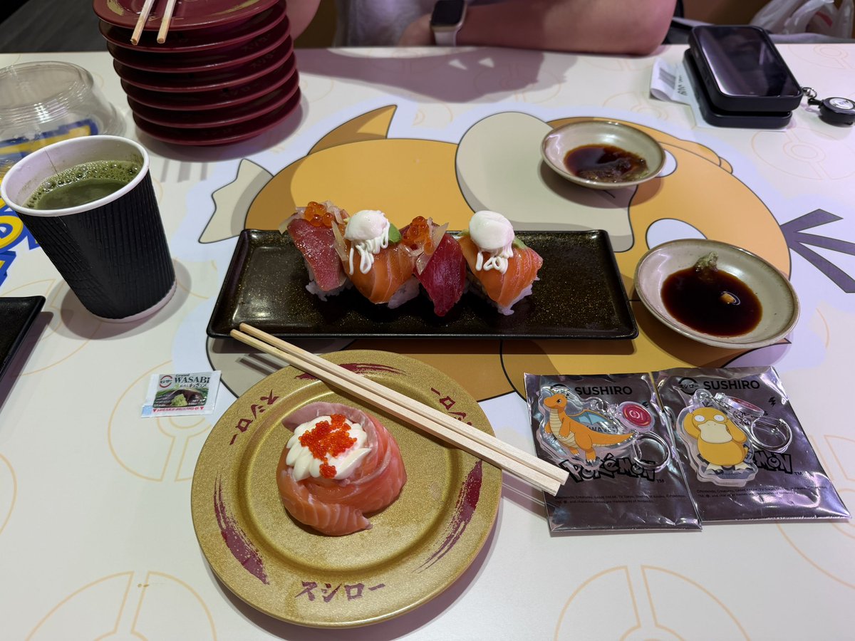 WcStryker's tweet photo. 昨日の晩💫
スシロー行ってきた(๑˃̵ᴗ˂̵)~♡

今回のテーブルのデザインはコダックでした❗️キーホルダーのデザインもコダックでしたか？やだやだやだ🤣

まだピカチュウとカビゴンのデザインが欲しいので、次回は来週に行くかもしれません｡🥹

@KarWaiPogo 

#Sushiro 💫 #PokemonCollab🌟 https://t.co/ck3qfPGlfM