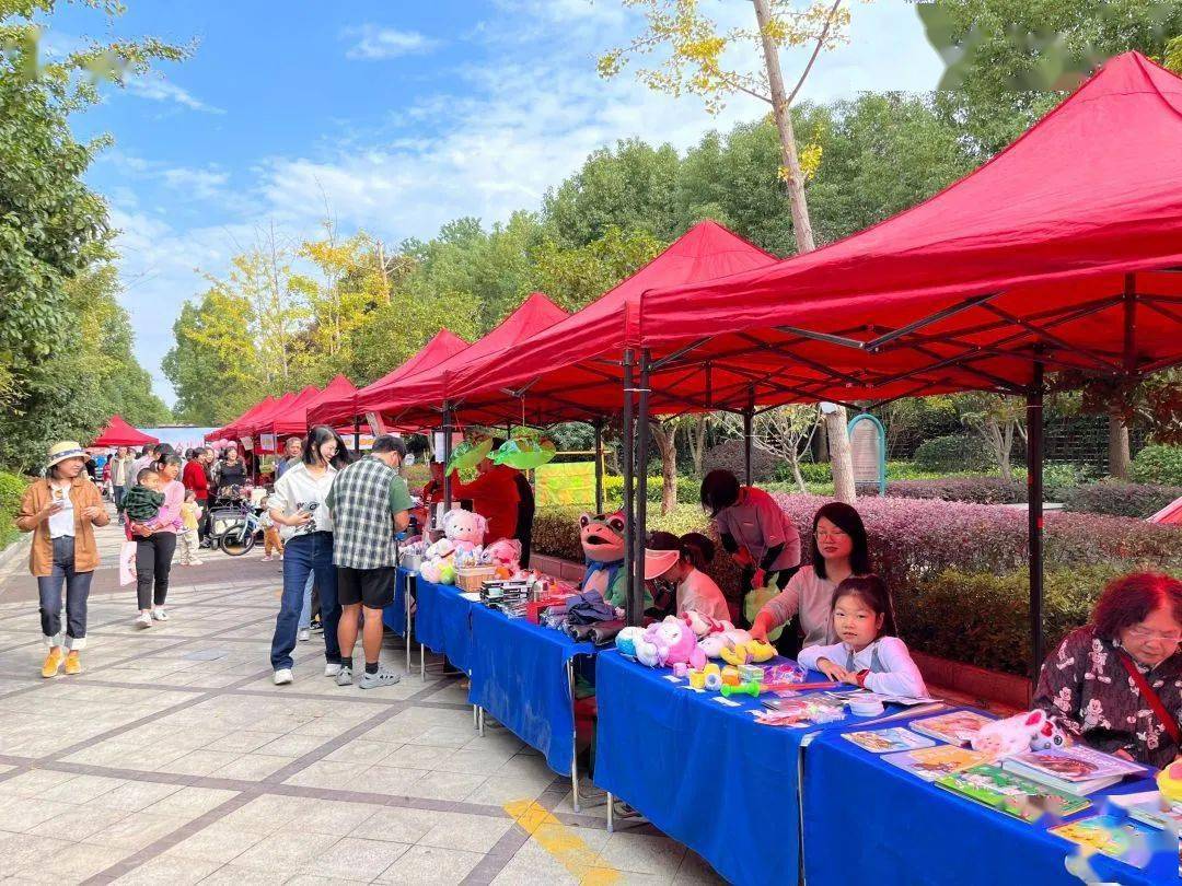 JennaTobertc66's tweet photo. Join our weekend community yard sale this Sat, 9AM at Central Park! Grab pre-loved items, meet neighbors, and score great deals—all proceeds go to local food bank. See you there!， https://t.co/H9009RsVZ4