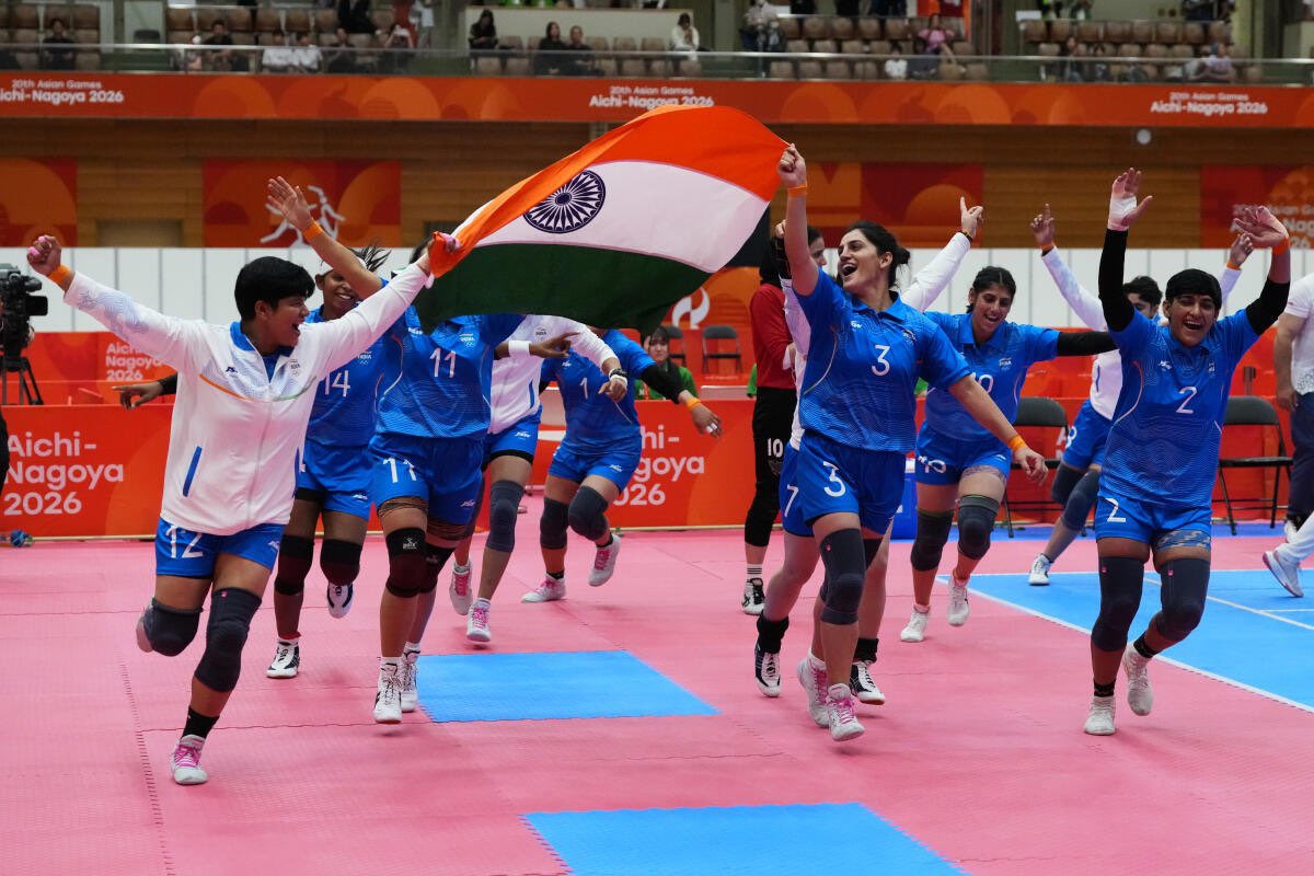mieknathshinde's tweet photo. भारतीय महिला कबड्डी संघाचे घवघवीत सुवर्ण यश...

अटीतटीच्या अंतिम सामन्यात इराणच्या संघांचा धुव्वा उडवून कोरले सुवर्णपदकावर आपले नाव...

जपानमध्ये डौलाने फडकला तिरंगा...

आशियाई क्रीडा स्पर्धा २०२६ मधील महिला कबड्डी सांघिक विभागाच्या अंतिम फेरीत भारतीय महिला संघाने इराणी संघावर ३७-३४ विजय मिळवत सुवर्णपदकावर मोहोर उमटवली आहे. 

अत्यंत अटीतटीच्या झालेल्या या अंतिम फेरीच्या लढतीत कट्टर प्रतिस्पर्धी असलेल्या इराणी संघावर मात करणाऱ्या भारतीय महिला कबड्डी संघाचे मनःपूर्वक अभिनंदन आणि पुढील वाटचालीसाठी हार्दिक शुभेच्छा.

#AsianGames2026 #India #Kabaddi #GoldMedal #Cheer4Bharat