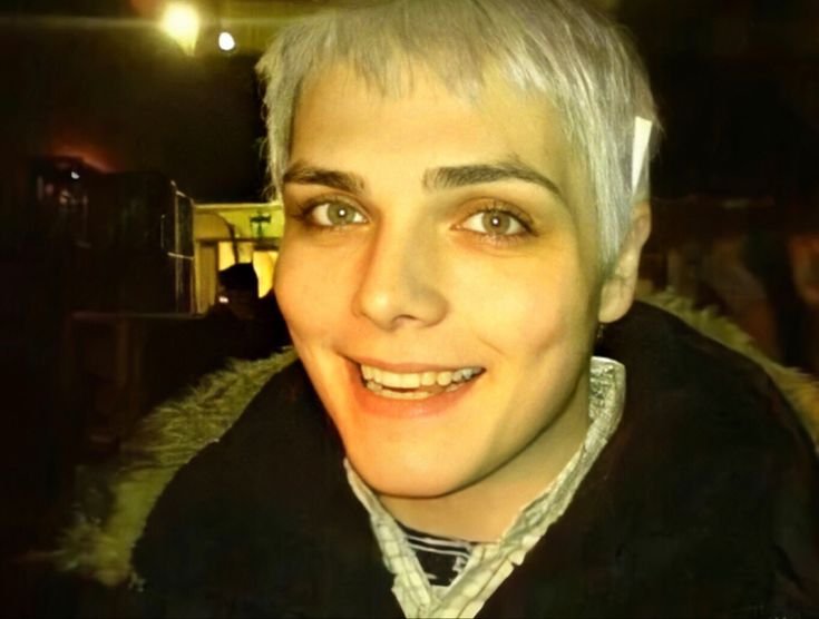 Dabirdpoo1's tweet photo. Gerards silver hair when shes just in regular outfits is so special https://t.co/QseqVLiah3