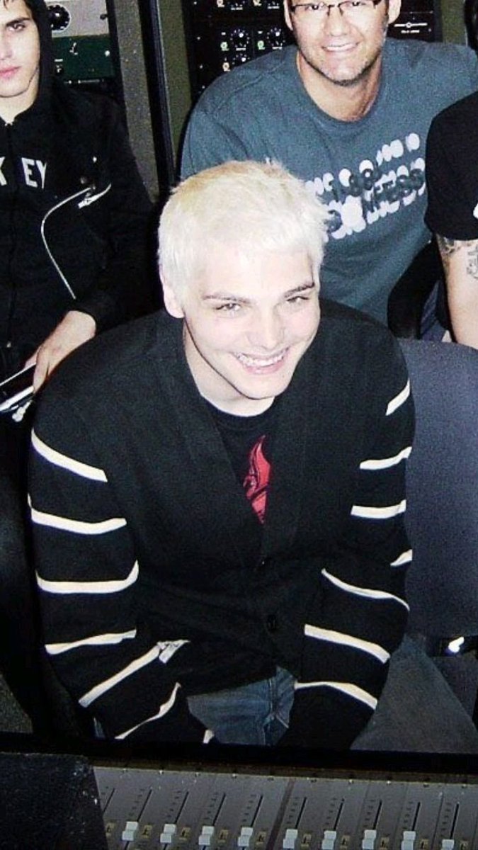 Dabirdpoo1's tweet photo. Gerards silver hair when shes just in regular outfits is so special https://t.co/QseqVLiah3