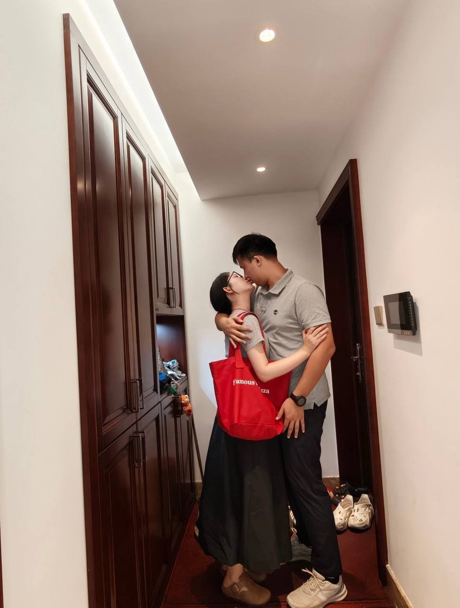 simonaiovine1's tweet photo. 我们是国企新人夫妻，体制内的日子压抑又单调，想在推上探索新世界、找回一点激情。
期待与推友友好交流、相互尊重，无门槛。 https://t.co/fRjrxAgTBP