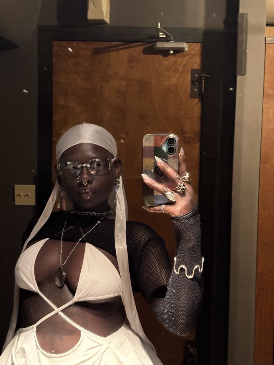thicckshady's tweet photo. just because https://t.co/O9pmX2EakI