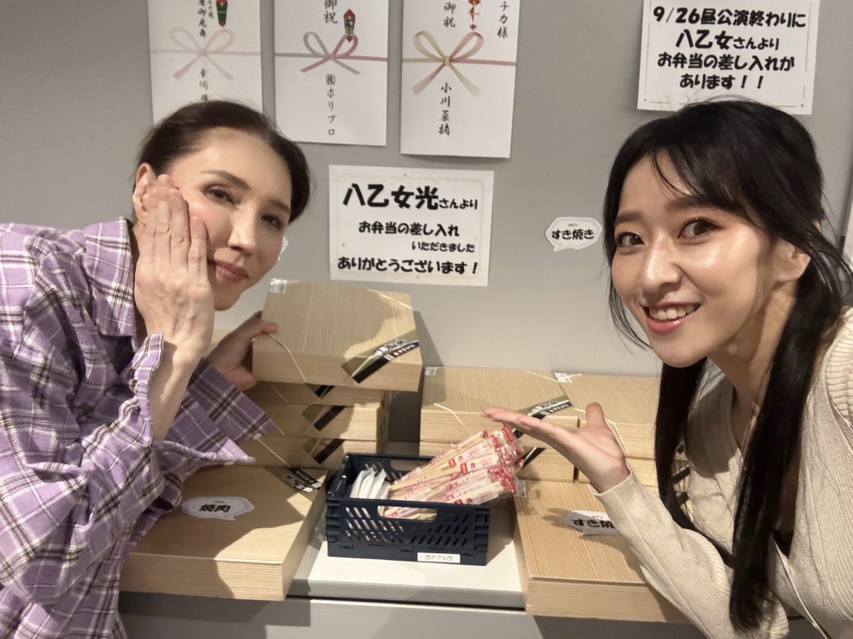 anko_nakatomi's tweet photo. #スクラップアンドコーラス
お昼公演ありがとうございました☺️

東京公演 残すところ2公演✨️

お足元悪いですがお気をつけてお越しください🥹

我らが座長 八乙女光さんからお弁当の差し入れ🥹 座組想いの八乙女さんに感謝でいっぱいです！

さて、夜公演もよろしくお願いいたします☺️
#スクラップアンドコーラス
#八乙女光 さん
#龍イチカ さん