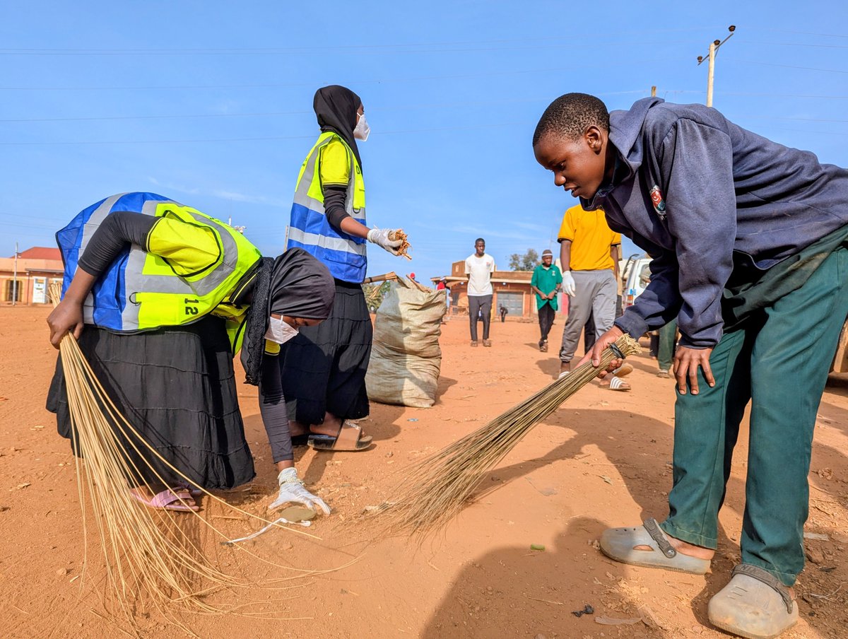 KasawoIslamic's tweet photo. Last Saturday of September marked National Cleaning Day. As a school, we joined hands to clean and care for our community, promoting cleanliness and a healthier environment for all. https://t.co/8ij96CjqP4