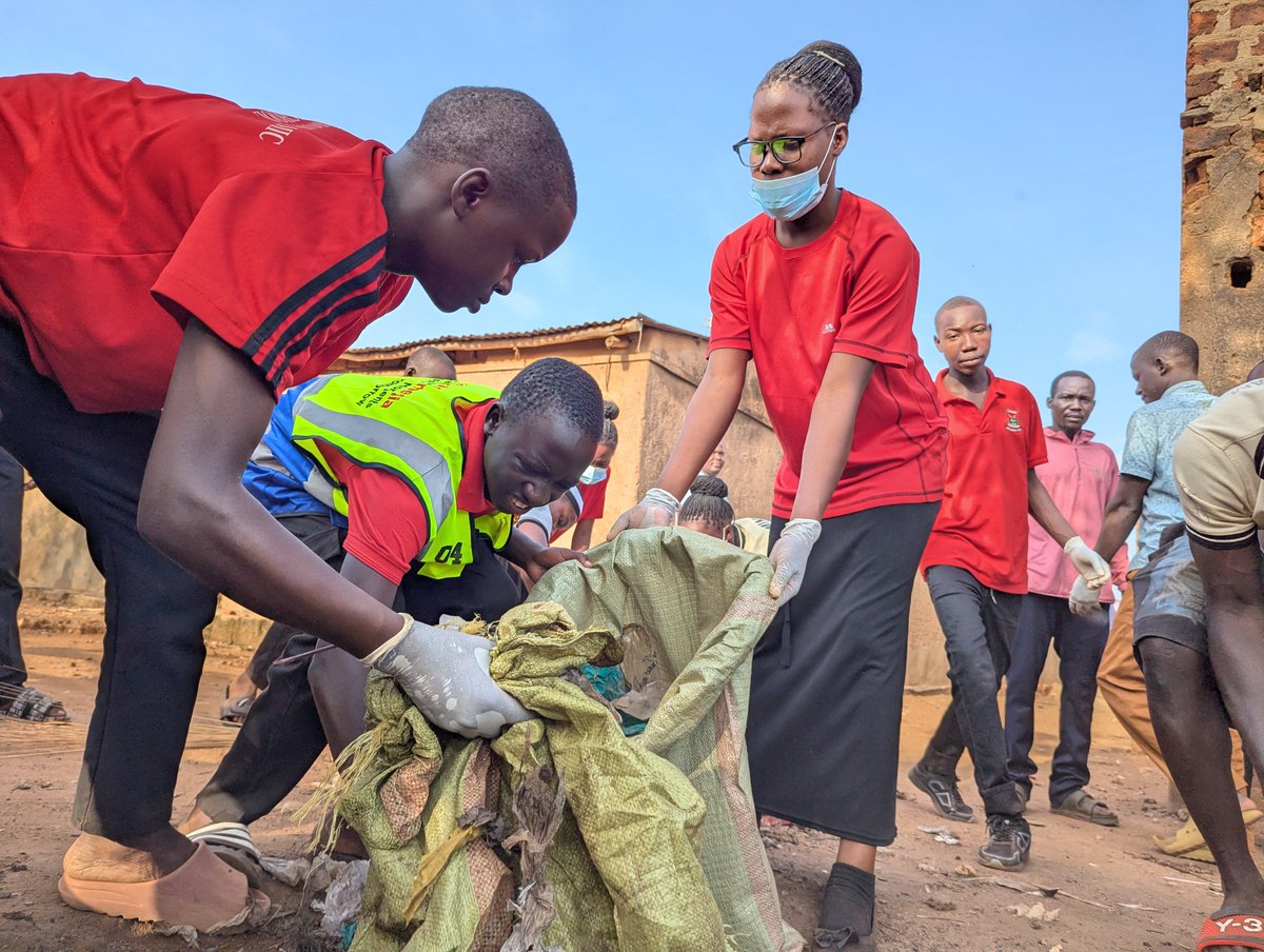 KasawoIslamic's tweet photo. Last Saturday of September marked National Cleaning Day. As a school, we joined hands to clean and care for our community, promoting cleanliness and a healthier environment for all. https://t.co/8ij96CjqP4