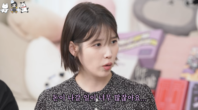 tang__kira's tweet photo. IU mulai paham sama kultur beli photocard para fans.

Kalau dulu, IU sempet mikir kenapa ya fans tuh ga ambil foto di sosmed, fancafe, atau platform fans lain terus mereka print sendiri???

Tapi sekarang IU mulai paham kenapa para fans pengen ngumpulin photocard. IU sekarang concernnya udah berubah, sekarang mending dia selfie tuh dipost di medsos atau buat photocard ya?? Sulit...