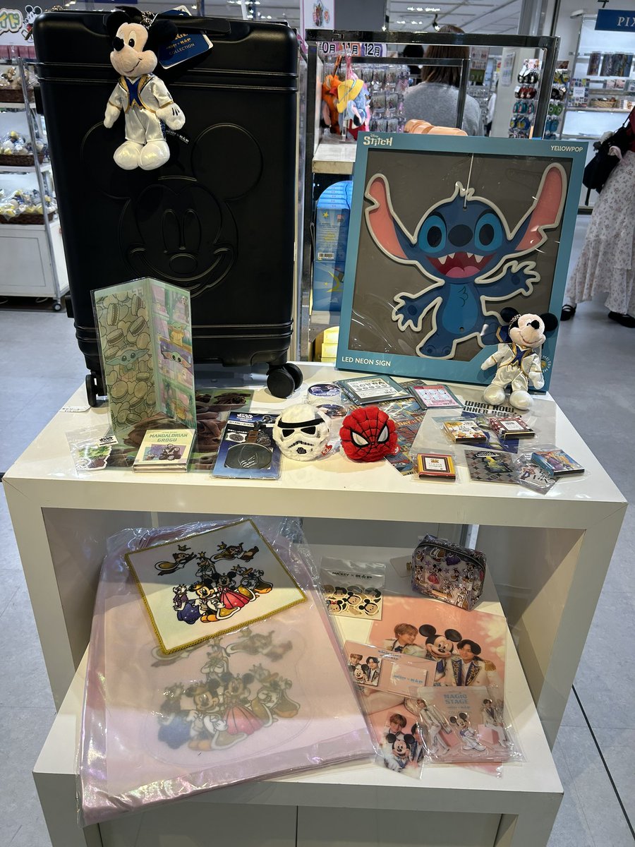 ky1203kn's tweet photo. あと、伊勢丹のDisney THE MARKETでミッキー×キンプリのグッズ推されてて嬉し泣いた https://t.co/mOTJXW12gt