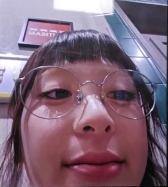 yunjinrs's tweet photo. this genre of yunjin selcas https://t.co/FlOuVLQuYn