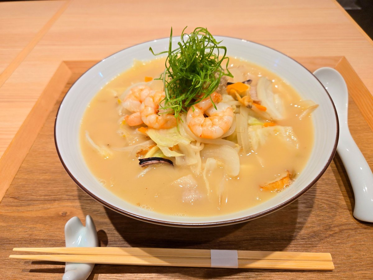 gfdb8r's tweet photo. 今日のお昼は南区玉川町のだし家横丁まえださんの玉川ちゃんぽんの麺活🍜

お洒落な店内にはJAZZが流れるゆっくりした空間

魚介類たっぷりのちゃんぽんうまか〜 https://t.co/Gu0zfPtnOw