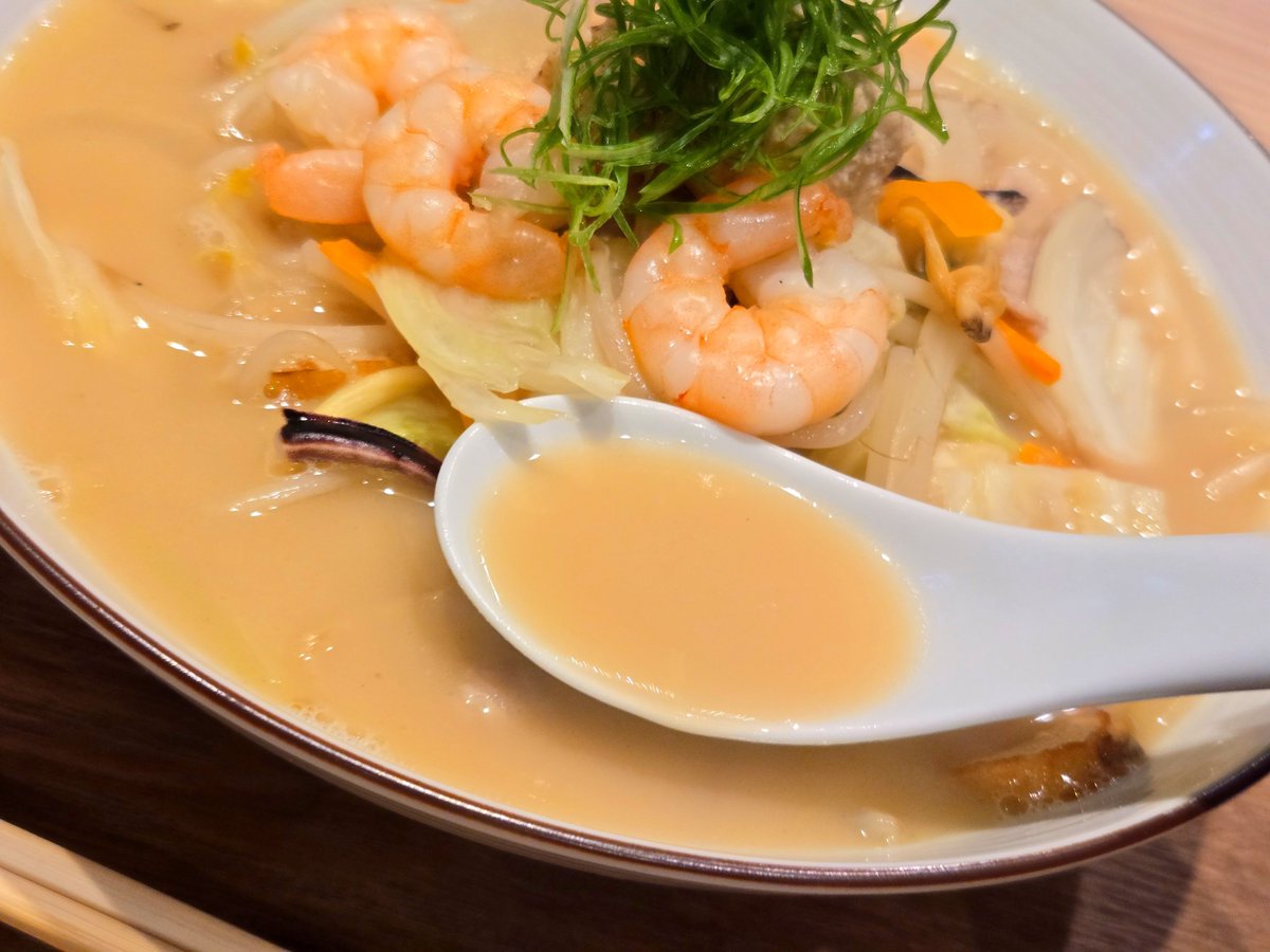 gfdb8r's tweet photo. 今日のお昼は南区玉川町のだし家横丁まえださんの玉川ちゃんぽんの麺活🍜

お洒落な店内にはJAZZが流れるゆっくりした空間

魚介類たっぷりのちゃんぽんうまか〜 https://t.co/Gu0zfPtnOw