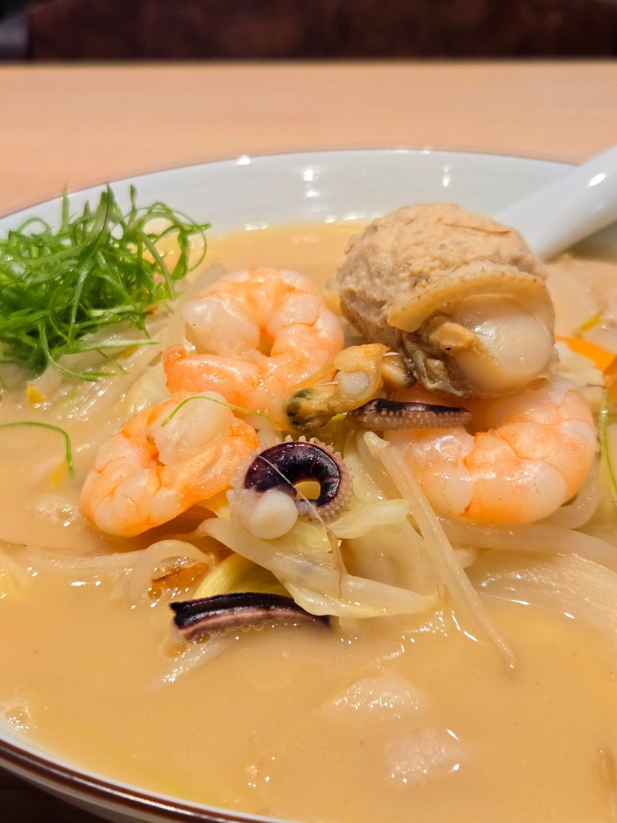 gfdb8r's tweet photo. 今日のお昼は南区玉川町のだし家横丁まえださんの玉川ちゃんぽんの麺活🍜

お洒落な店内にはJAZZが流れるゆっくりした空間

魚介類たっぷりのちゃんぽんうまか〜 https://t.co/Gu0zfPtnOw