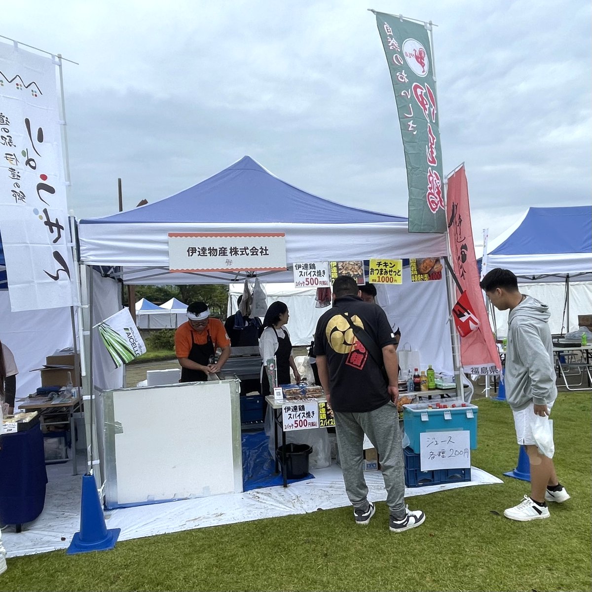 datedori0707's tweet photo. 伊達な農産物等フェス絶賛開催中🥳
お足元が悪い中、早速たくさんの方にご来場いただきありがとうございます🐣🌧️

伊達物産ブースでは恒例の伊達鶏スパイス焼きやイベント初出しの商品をご用意しました🍗
ぜひ食べてほしい、な～🥹

明日までの開催です‼️
多くのみなさまのご来場お待ちしております🐓 https://t.co/84YOEuGvpL