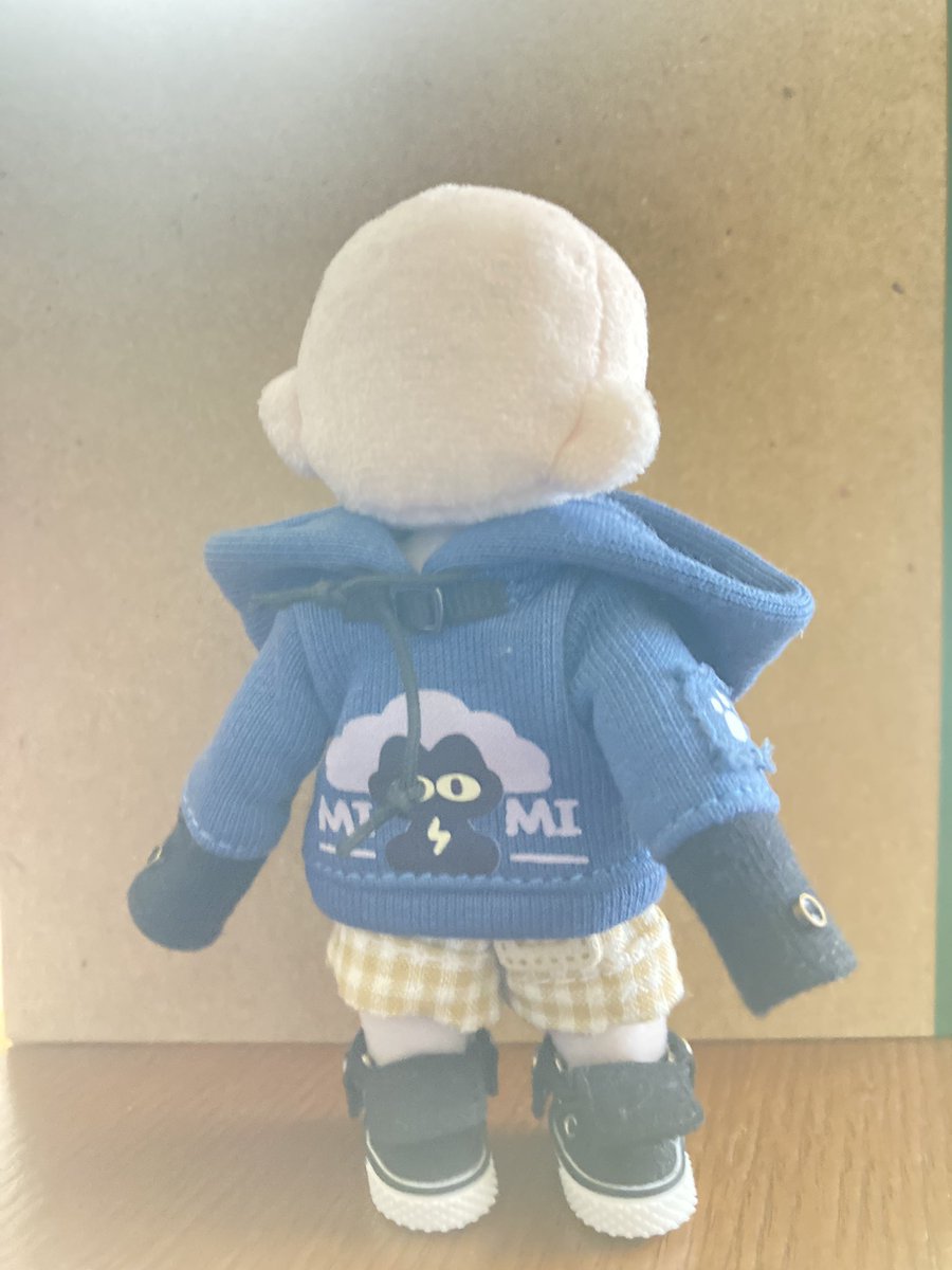 gensounoniwa's tweet photo. 背中が開いていないタイプのトップスが着せられるのは、
着せ替え界隈において頭ジョイント式の最大の強み！！！

ただ、顎で紐をとめるタイプの帽子や頭ものはすぐに撮れる恐れあり。

首受けと首を長くすべき？🤔

この形のハイカットスニーカー昔から大好き😘

#kioどーるぬい https://t.co/YZ7tHZK8rU