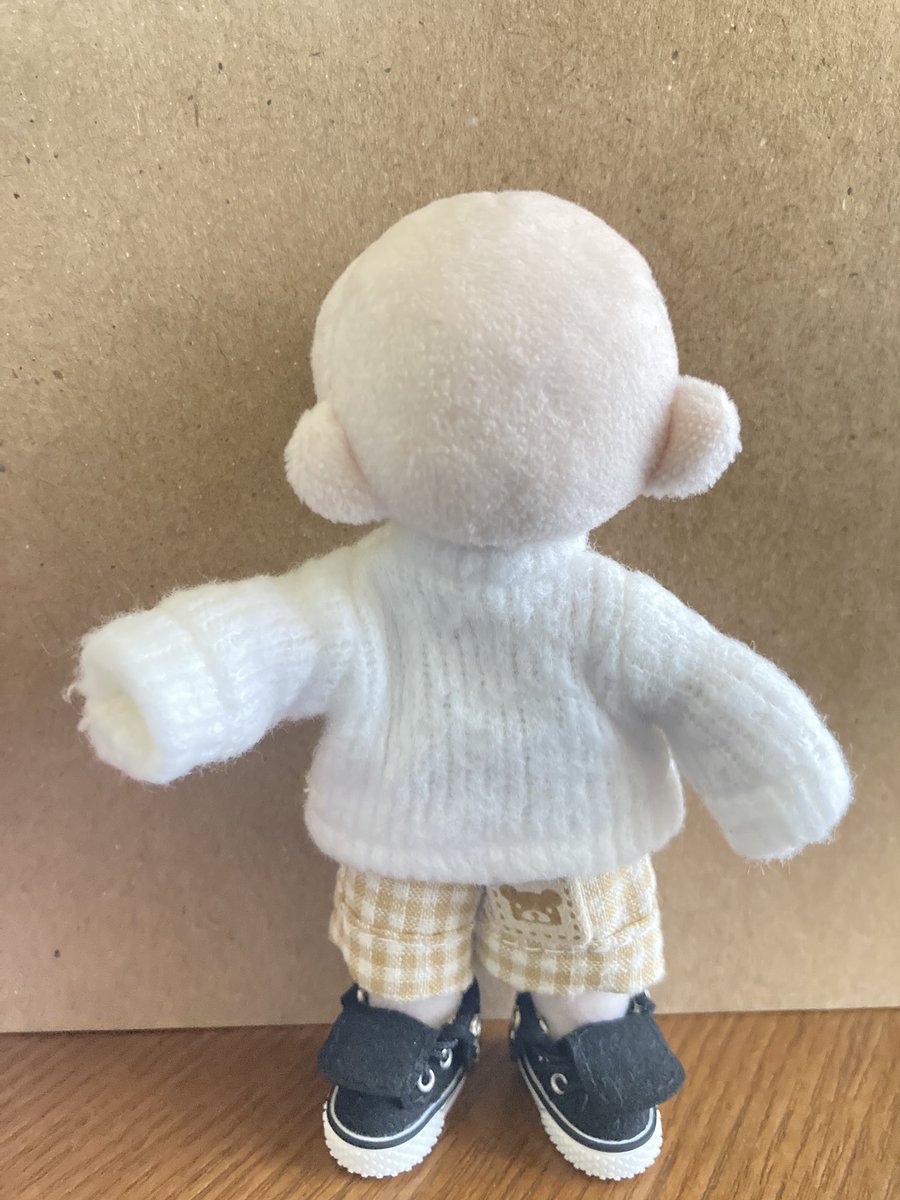 gensounoniwa's tweet photo. 背中が開いていないタイプのトップスが着せられるのは、
着せ替え界隈において頭ジョイント式の最大の強み！！！

ただ、顎で紐をとめるタイプの帽子や頭ものはすぐに撮れる恐れあり。

首受けと首を長くすべき？🤔

この形のハイカットスニーカー昔から大好き😘

#kioどーるぬい https://t.co/YZ7tHZK8rU