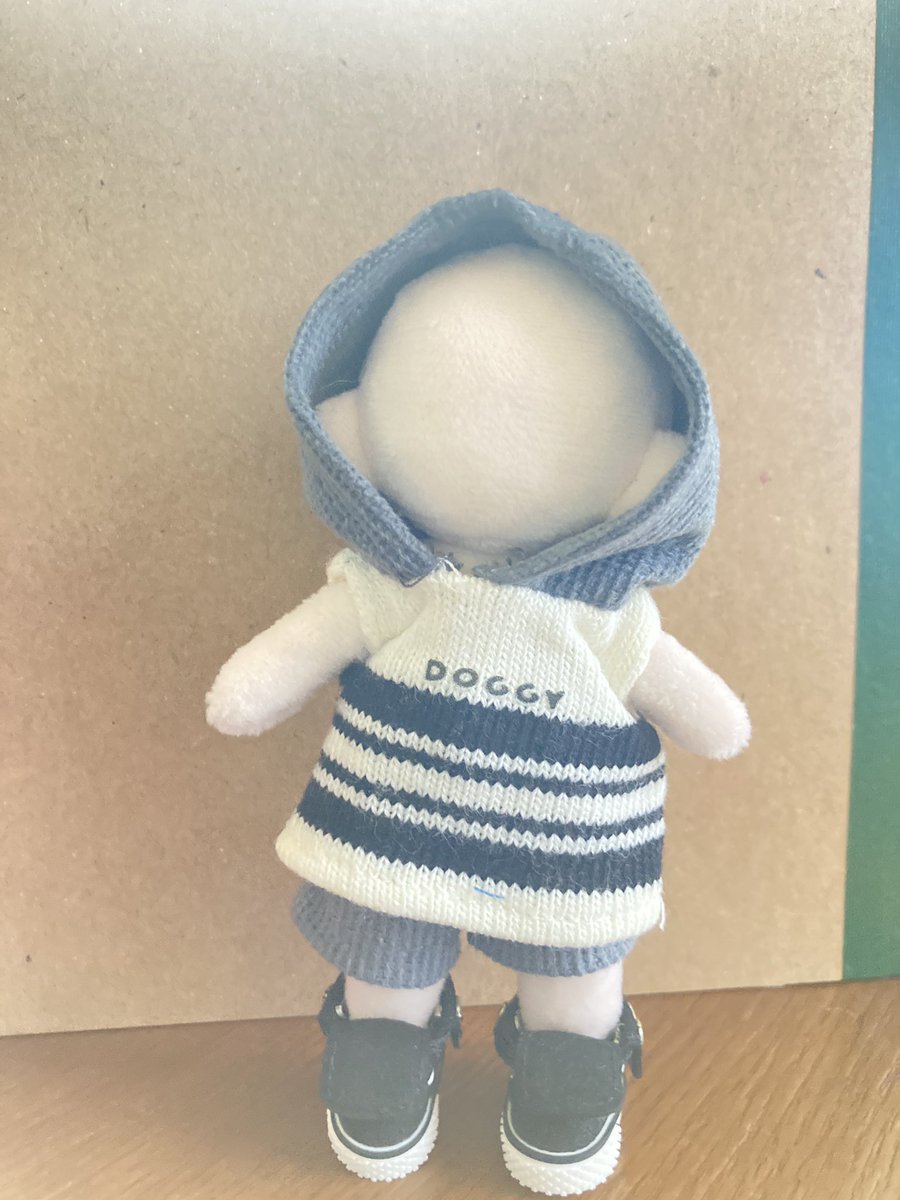 gensounoniwa's tweet photo. 背中が開いていないタイプのトップスが着せられるのは、
着せ替え界隈において頭ジョイント式の最大の強み！！！

ただ、顎で紐をとめるタイプの帽子や頭ものはすぐに撮れる恐れあり。

首受けと首を長くすべき？🤔

この形のハイカットスニーカー昔から大好き😘

#kioどーるぬい https://t.co/YZ7tHZK8rU