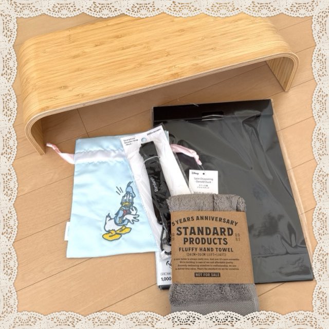 ka_naoko's tweet photo. 買い出し行って帰ってきて洗濯しイオンの本屋行ってスタプロ行ってスシロー行って道の駅行って帰ってきた😅疲れた😮‍💨欲しかった美的売ってて良かった〜😃スタプロでドナルド商品色々買おうか迷ったけど去年キャンドゥで結構買ってるから巾着だけにした🙃モニター台ガタガタする…😭1,000円だけどさ…😢 https://t.co/qY5jPuCIMw
