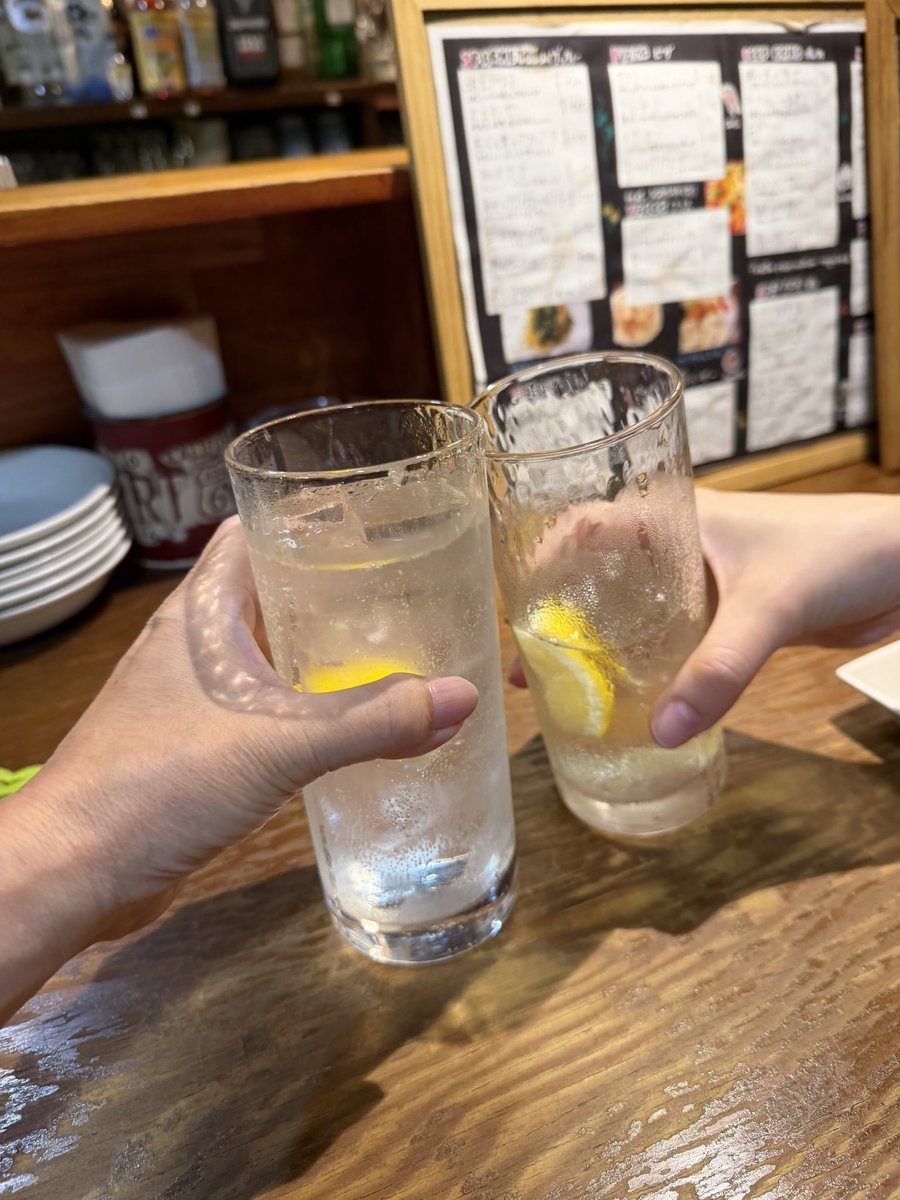 ubayanjoe's tweet photo. 昨日は行きつけのバーで友達の誕生日をお祝いした。楽しかったなー。飲み過ぎた（いつもだ https://t.co/jcwCZIRoUb