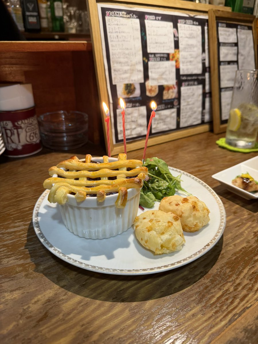 ubayanjoe's tweet photo. 昨日は行きつけのバーで友達の誕生日をお祝いした。楽しかったなー。飲み過ぎた（いつもだ https://t.co/jcwCZIRoUb