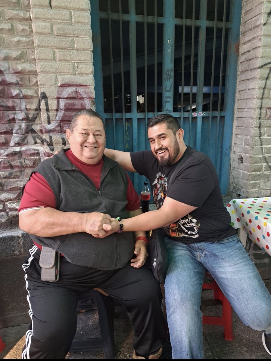 norbe_jr's tweet photo. Recordando al gran luchador #ElCañoneroDeColima un viernes 4 de noviembre del 2022 tuve la oportunidad de conocerlo, platicar con él y probar su delicioso arroz japónes. También sufri un castigo de parte de él pero fue una amena experiencia. Descanse en paz 
#BabeFace #BabyFace https://t.co/kLydvSrBYW